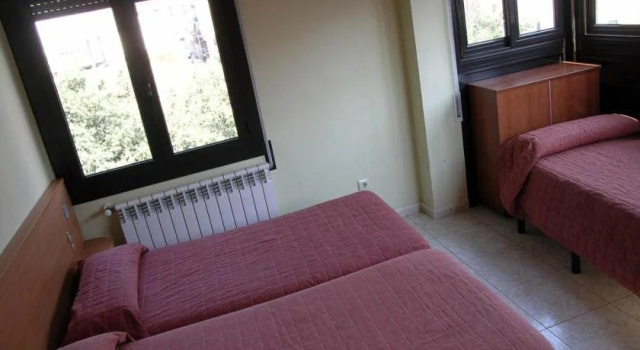Hostal Bartis, Забронировать Отель Фигерас Alt Empordà, рядом с Sala de Peixateries