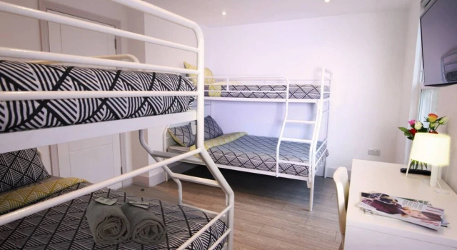 Modern Sea Front Apartment Sleeps 10