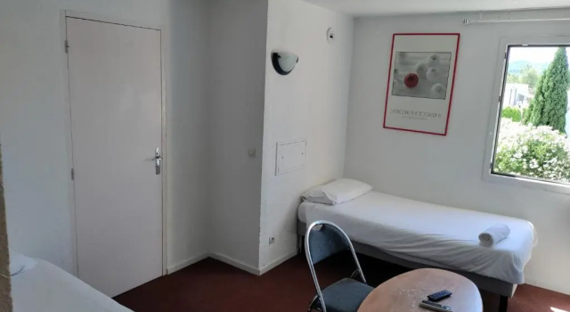 Четырёхместный номер Standard L'Escale d'Alès HOTEL