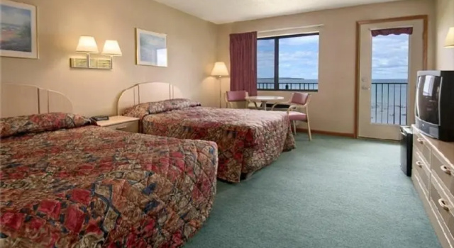Четырёхместный номер Standard AmericInn by Wyndham Saint Ignace