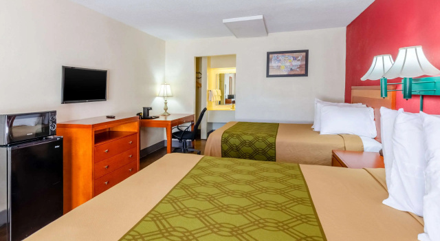 Четырёхместный номер Standard Econo Lodge Martinsville