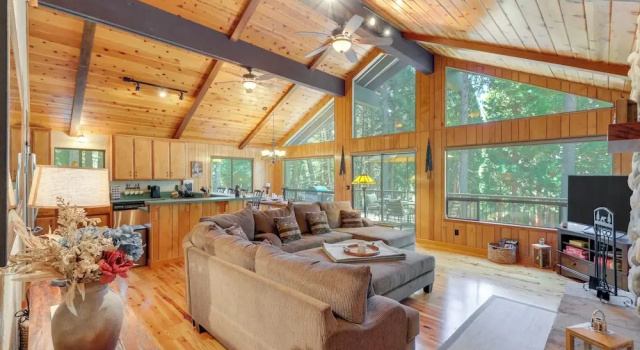 Quiet Cabin w/ Deck: Near Lake Almanor!, Забронировать Дом для отпуска Лейк-Алманор Калифорния
