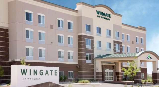 Hampton Inn by Hilton Nashville Airport Century Place, Забронировать Отель Отели Юга Нашвилл с парковкой, Парковка