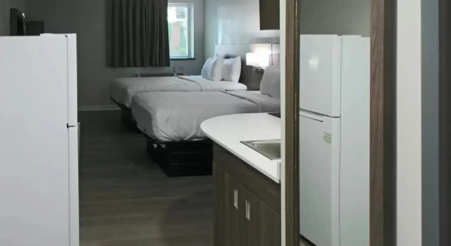 Suburban Studios Milwaukee Airport, Book Hotel Milwaukee Wisconsin