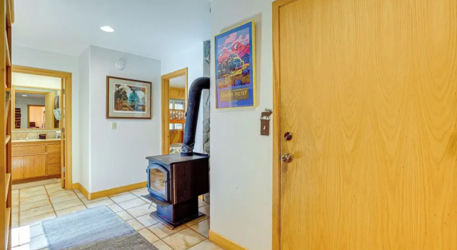 Bend Getaway With Cozy Fireplace, Забронировать Дом для отпуска Отели Санривер с парковкой, Парковка