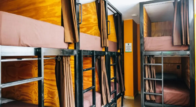 Кровать в общем номере Wild Rover Huacachina