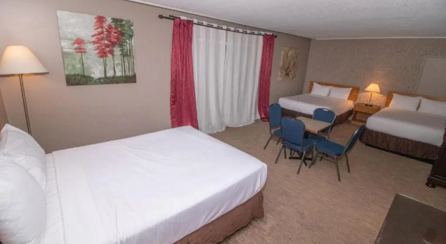Семейный номер Standard Divya Sutra Plaza and Conference Centre, Vernon, BC
