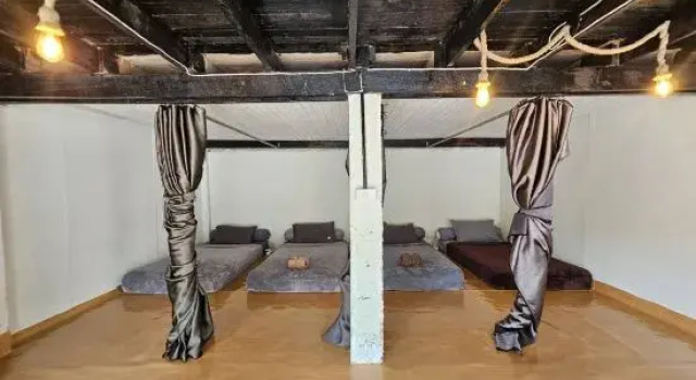 Кровать в общем номере Nahm Khao Sok Hostel and Camping