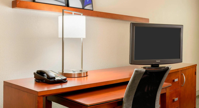 Двухместный люкс с 2 комнатами Courtyard by Marriott Gainesville FL