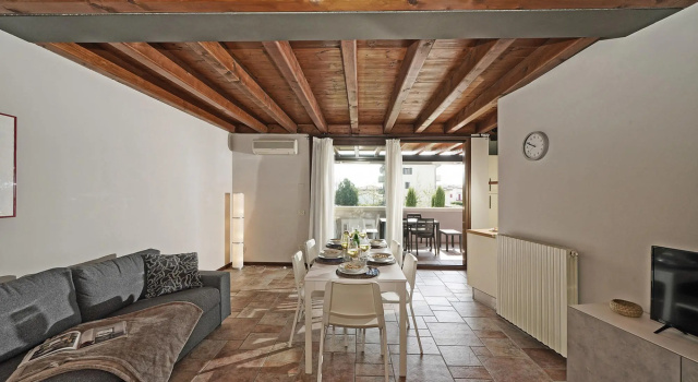 Garofano P1/9 in Desenzano del Garda, Забронировать Отель Отели Ломбардии с парковкой, Парковка
