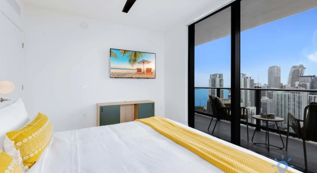 Downtown 2BR Oasis Pool Gym Balcony Views