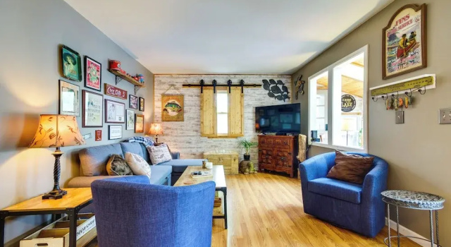 Waterfront Ozarks Home with Hot Tub, Bar and Dock, Rezervasyon Tatil Evi Rocky Mount Missouri