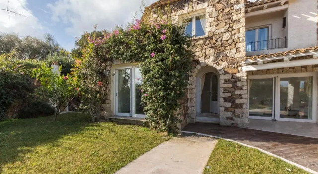 Villa Bougainvillea con piscina e giardino privato a pochi passi dal mare, Забронировать Вилла Кастиадас Коста-Рей