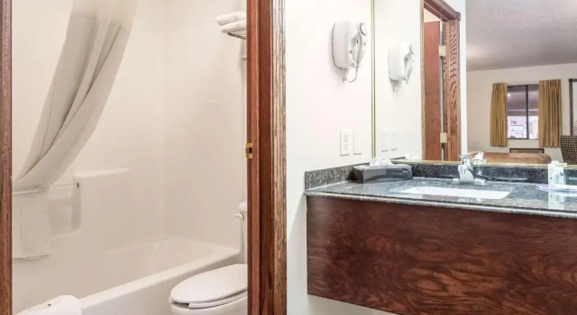 Четырёхместный номер Economy Quality Inn Keystone near Mount Rushmore