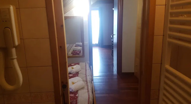 Четырёхместный номер Standard с балконом Hotel Martin