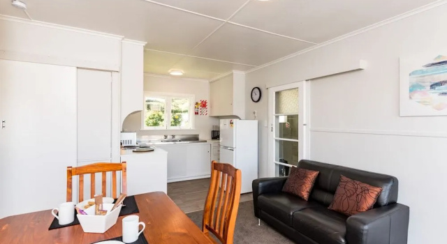 Waitangi Beach Bach 30B, Забронировать Дом для отпуска Отели региона Нортленд с парковкой, Парковка