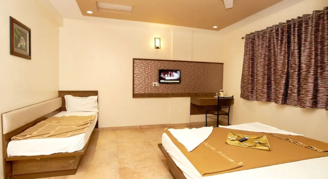 Hotel KBS Grand, Забронировать Отель Отели штата Махараштры с парковкой, Парковка