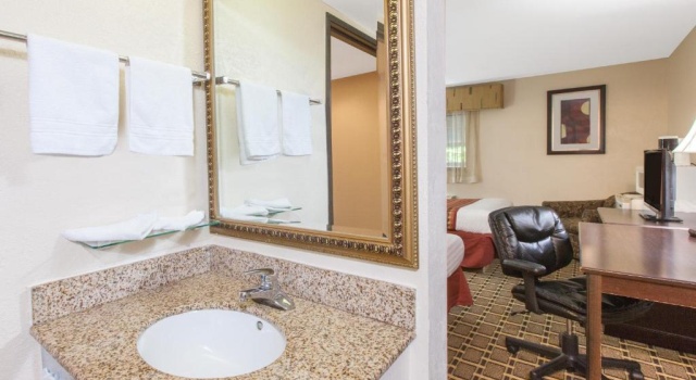 Номер Standard Days Inn & Suites by Wyndham Madison Heights MI