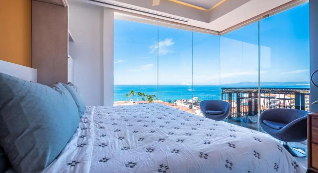 Pier 605 Pier Stunning Ocean View Corner Unit with Balcony, Varaa Hotelli Jalisco hotellit, joissa on uima-allas, Uima-allas