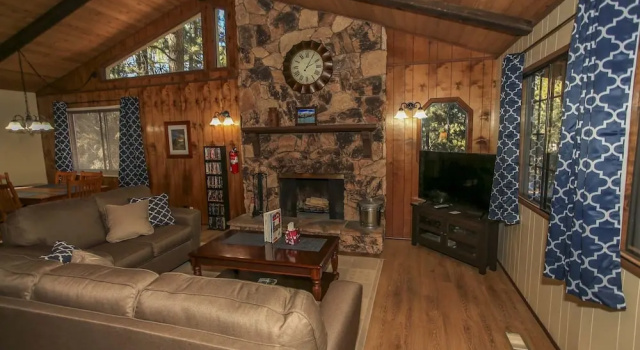 Bear Woods Retreat, Забронировать Отель Отели San Bernardino Mountains с парковкой, Парковка