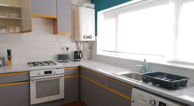 Beautiful and Comfortable 3 or 4 bedroom house in Tilbury, Rezervați Hotel Tilbury Merseyside