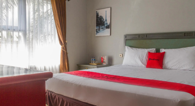 Экономика бөлме RedDoorz Plus @ Otista Garut