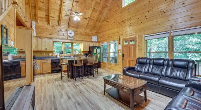 Riverfront Ellijay Cabin w/ Deck + Pool Access!, Забронировать Дом для отпуска Виллы Эллиджей, Вилла