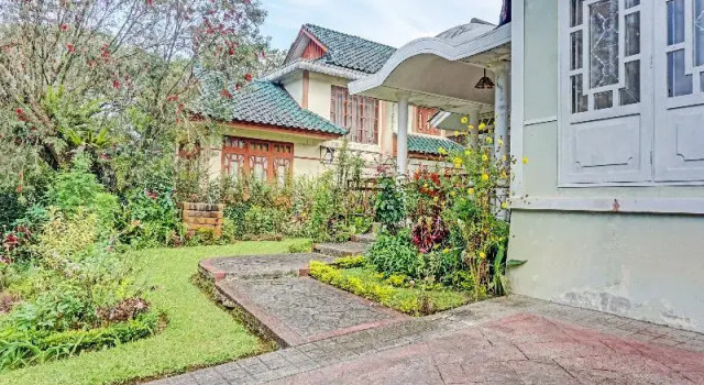 OYO 91225 Kota Bunga Homestay Syariah, Rezervovat Hotel Cikundul West Java