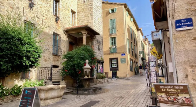 Charming Apartment in the heart of Valbonne Village, Забронировать Апартаменты/квартира Отели Софиа-Антиполиса с парковкой, Парковка