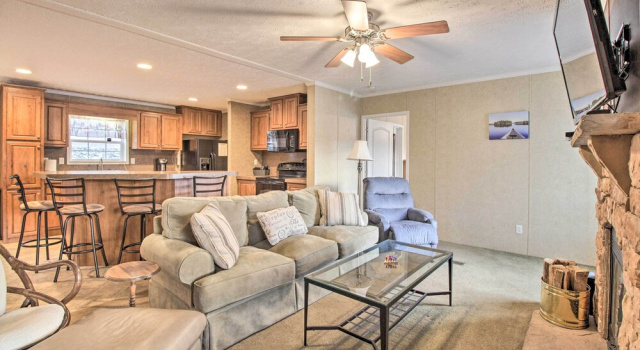 Family Lake Retreat w/ Screened Deck!, Prenota Casa vacanze Moneta Virginia