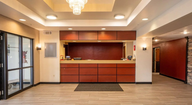 Red Roof Inn & Suites Indianapolis Airport, Забронировать Отель Отели Индиана с парковкой, Парковка