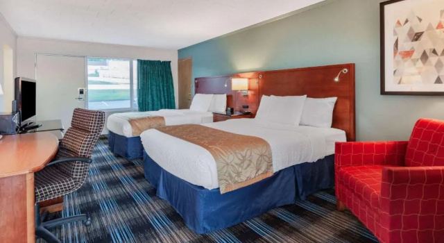 Четырёхместный номер Standard Days Inn & Suites by Wyndham St. Ignace Lakefront