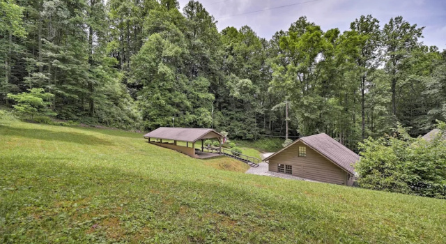 Mountain Escape w/ Hiking ~ 5 Mi to Bryson City!, Забронировать Дом для отпуска Отели Great Smoky Mountains National Park с парковкой, Парковка