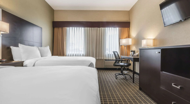 Четырёхместный номер Standard Quality Inn & Suites Windsor - Downtown