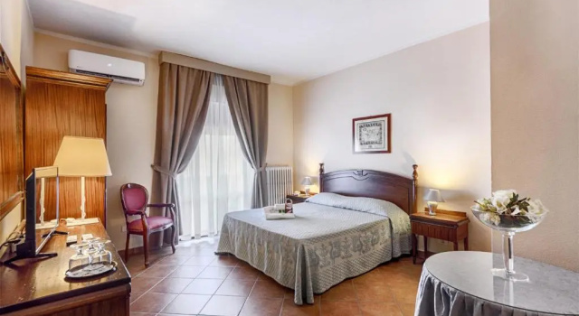 Четырёхместный номер Standard Colonna Palace Hotel Mediterraneo