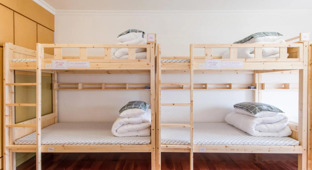 Кровать в общем номере LeeHome Youth Hostel