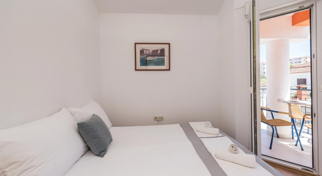 Apartment Rafaela 220m from the beach, Забронировать Апартаменты/квартира Отели Ciovo Island с парковкой, Парковка