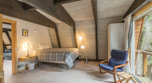 High Pines Hideaway by Avantstay - Newly Remodeled in Tahoe Donner With Hot Tub!, Забронировать Отель Отели Траков с парковкой, рядом с Гольф-клуб Tahoe Donner, Парковка