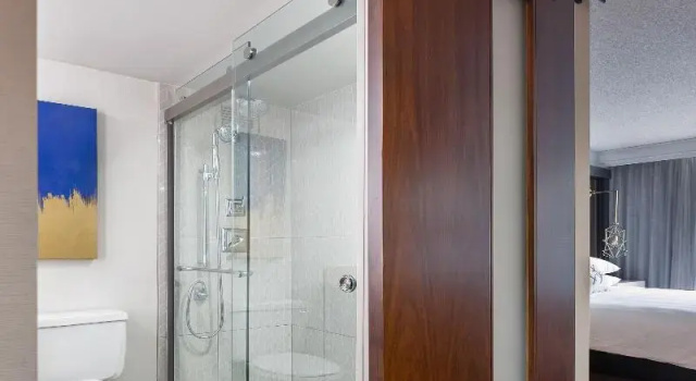 Четырёхместный клубный номер Standard Kansas City Airport Marriott