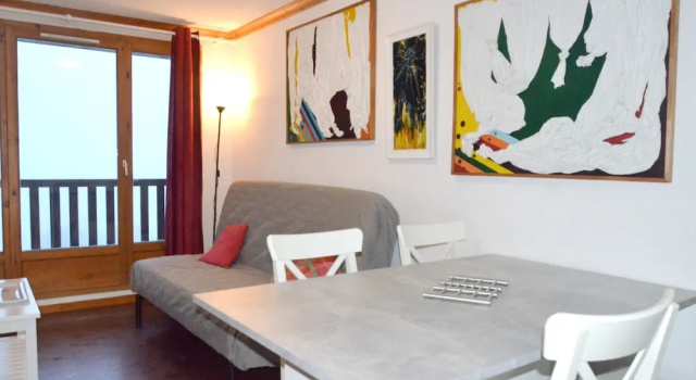 Apartment With 2 Bedrooms in Besse-et-saint-anastaise, With Wonderful Mountain View, Shared Pool and Wifi, Đặt Căn hộ Besse-et-Saint-Anastaise Massif du Sancy