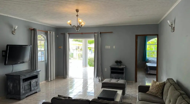 Villa Vivamus Curacao - Spacious 3-bedroom Villa with Pool and Gourmet Kitchen