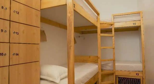 Кровать в общем номере Nap Manor Hostels