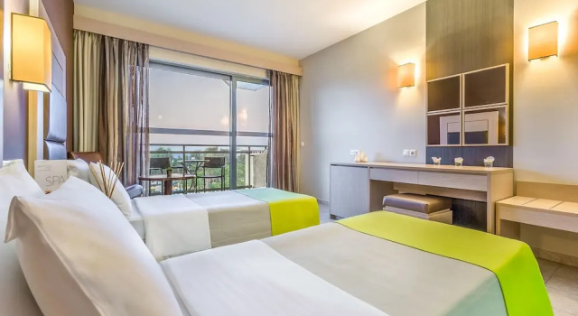 Двухместный номер Standard с балконом и с частичным видом на море Kipriotis Hippocrates Hotel