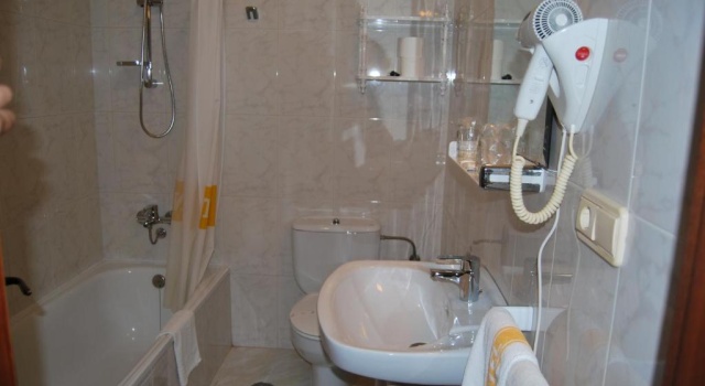 Четырёхместный номер Economy Hotel Ton