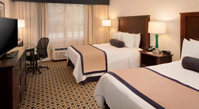 Четырёхместный номер Standard Westford Regency Inn & Conference Center