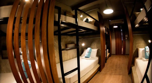 Кровать в общем номере с балконом In a Box Hostel