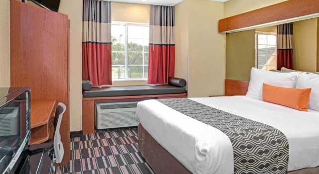 Люкс Microtel Inn & Suites by Wyndham Bushnell