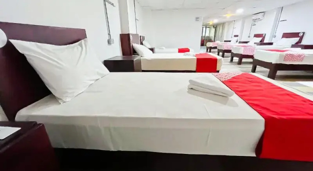 Кровать в общем номере Super OYO 90572 J Hotel Masjid India