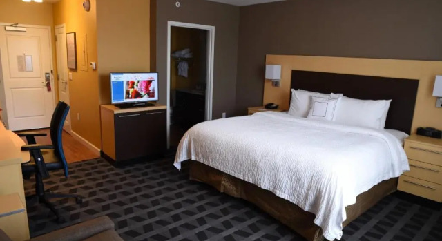 Четырёхместная студия TownePlace Suites by Marriott Lawrence Downtown