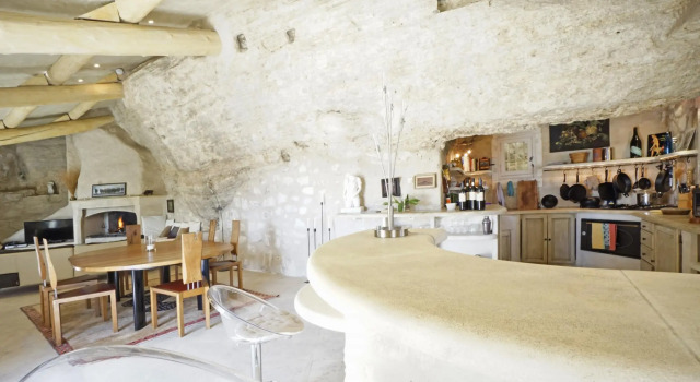 Le Dernier Chateau - Architect's Stone Villa & Pool in Picturesque Les Baux-de-Provence, 5 Bedrooms, Rezervasyon Villa Les Baux-de-Provence Alpilles, Eglise St-Vincent yakınındaki